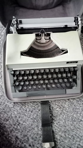 Schreibmschine mit koffer und - schreibmschine,